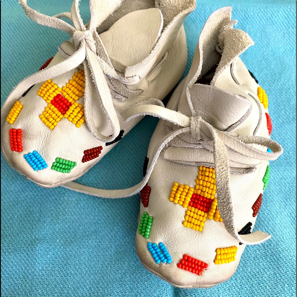 BEAUTIFUL NATIVE AMERICAN DEERSKIN MOCCASINS 🪶